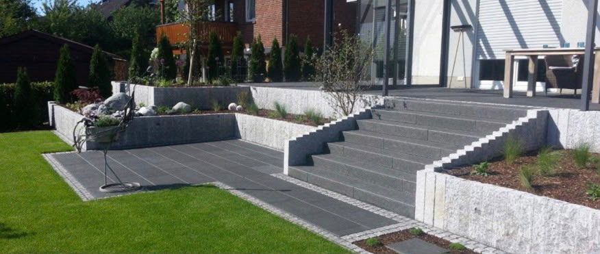 Garten- und Landschaftsbau: Plattenterrasse mit Granittreppe und Natursteinmauern